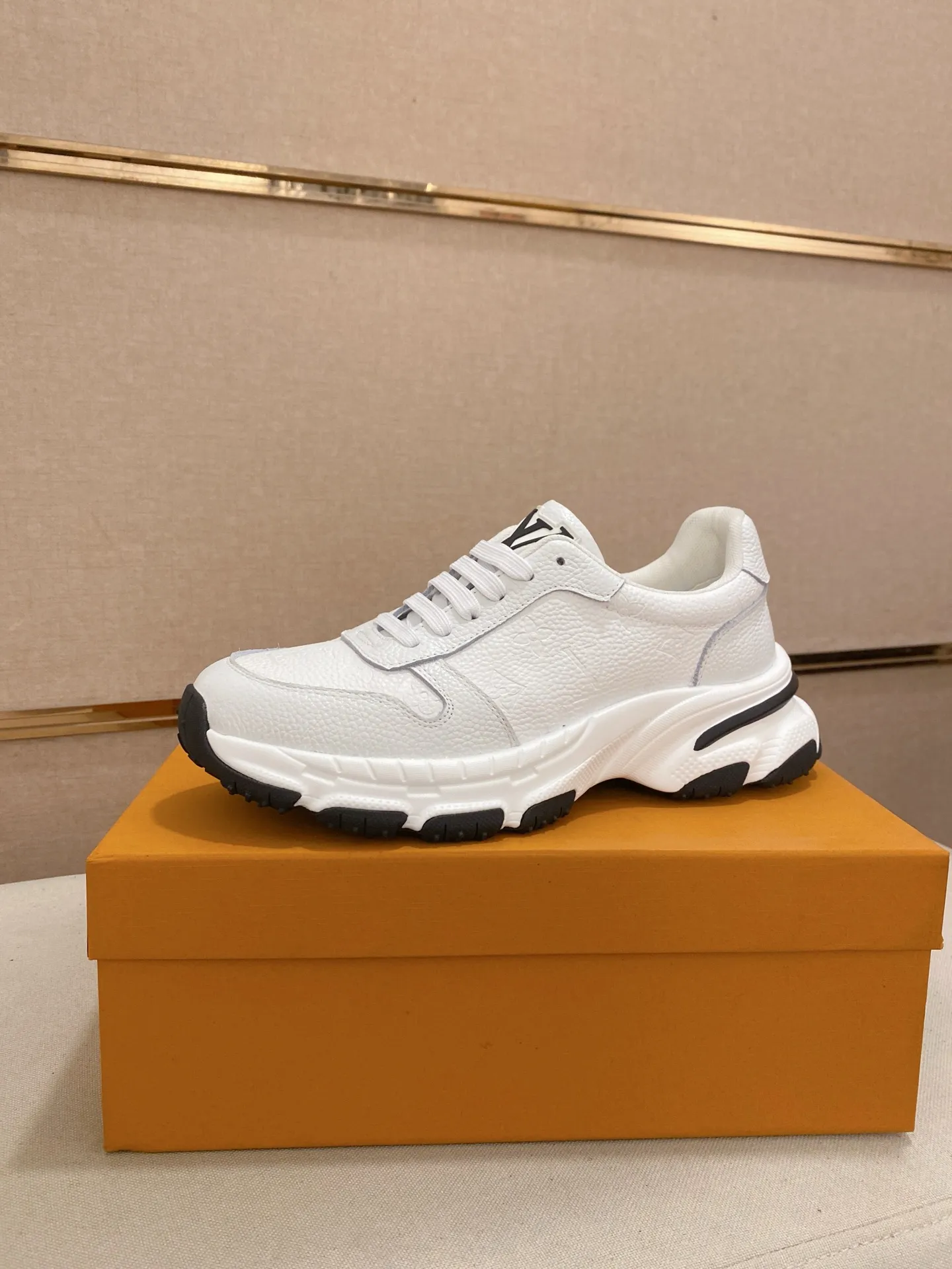 Men's shoes💰 442💰louis vuitton (Louis Vuitton/lv)🔍🔍The new counters are on sale at the same time. The uppers are imported from Italy. ⃣️Re-engraved🇮🇹💪💪, ⚠Sole: The original sole is specially provided by the original factory, the exclusive movable molded sole is super comfortable, ⚠Original and single goods 🔍high quality, you can enter and leave the counter at will, welcome to compare⚠. Code number: 38-44 (45/customized, non-refundable)